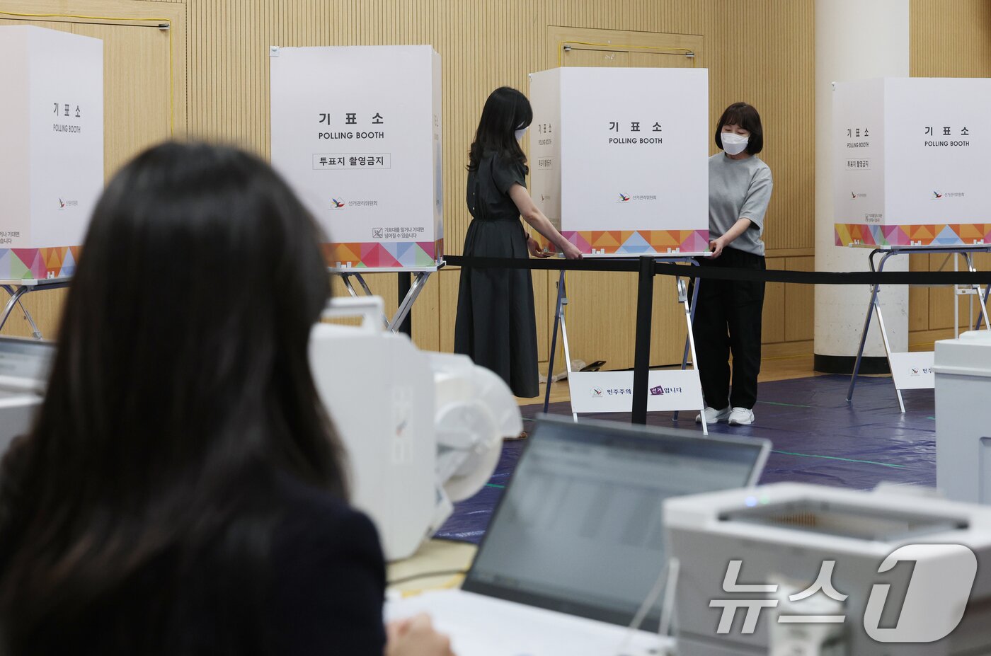본문 이미지 - 제21대 대통령선거 사전투표를 하루 앞둔 28일 오후 경기 수원시 팔달구 우만1동행정복지센터에서 직원들이 사전투표소 설치를 하고 있다. 2025.5.28/뉴스1 ⓒ News1 김영운 기자
