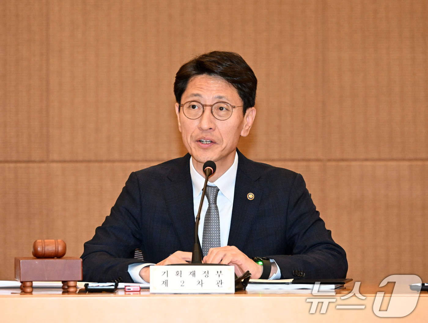 (서울=뉴스1) = 김윤상 기획재정부 차관이 28일 서울 서초구 서울지방조달청에서 열린 '제1차 부담금운용심의위원회'를 주재하고 있다. (기획재정부 제공. 재판매 및 DB 금지) …