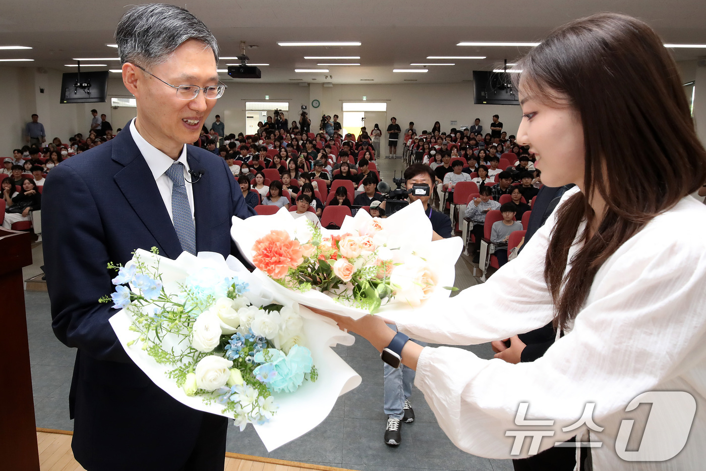 (경산=뉴스1) 공정식 기자 = 문형배 전 헌법재판소장 권한대행이 28일 오후 경북 경산시 대구대학교 경산캠퍼스에서 '헌법과 민주주의'를 주제로 특강하기 위해 사회과학대학에 도착해 …