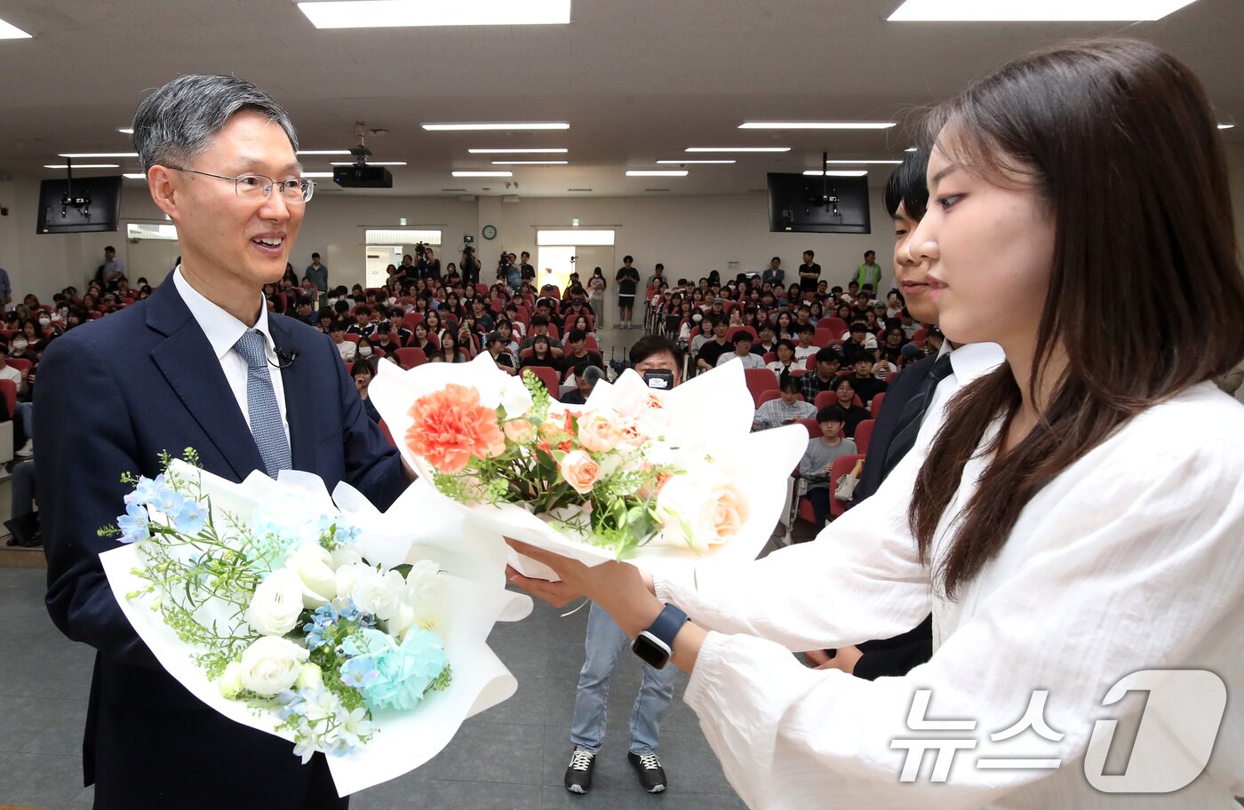 본문 이미지 - 문형배 전 헌법재판소장 권한대행이 28일 오후 경북 경산시 대구대학교 경산캠퍼스에서 &#39;헌법과 민주주의&#39;를 주제로 특강하기 위해 사회과학대학에 도착해 학생 대표로부터 환영의 꽃다발을 받고 있다. 2025.5.28/뉴스1 ⓒ News1 공정식 기자