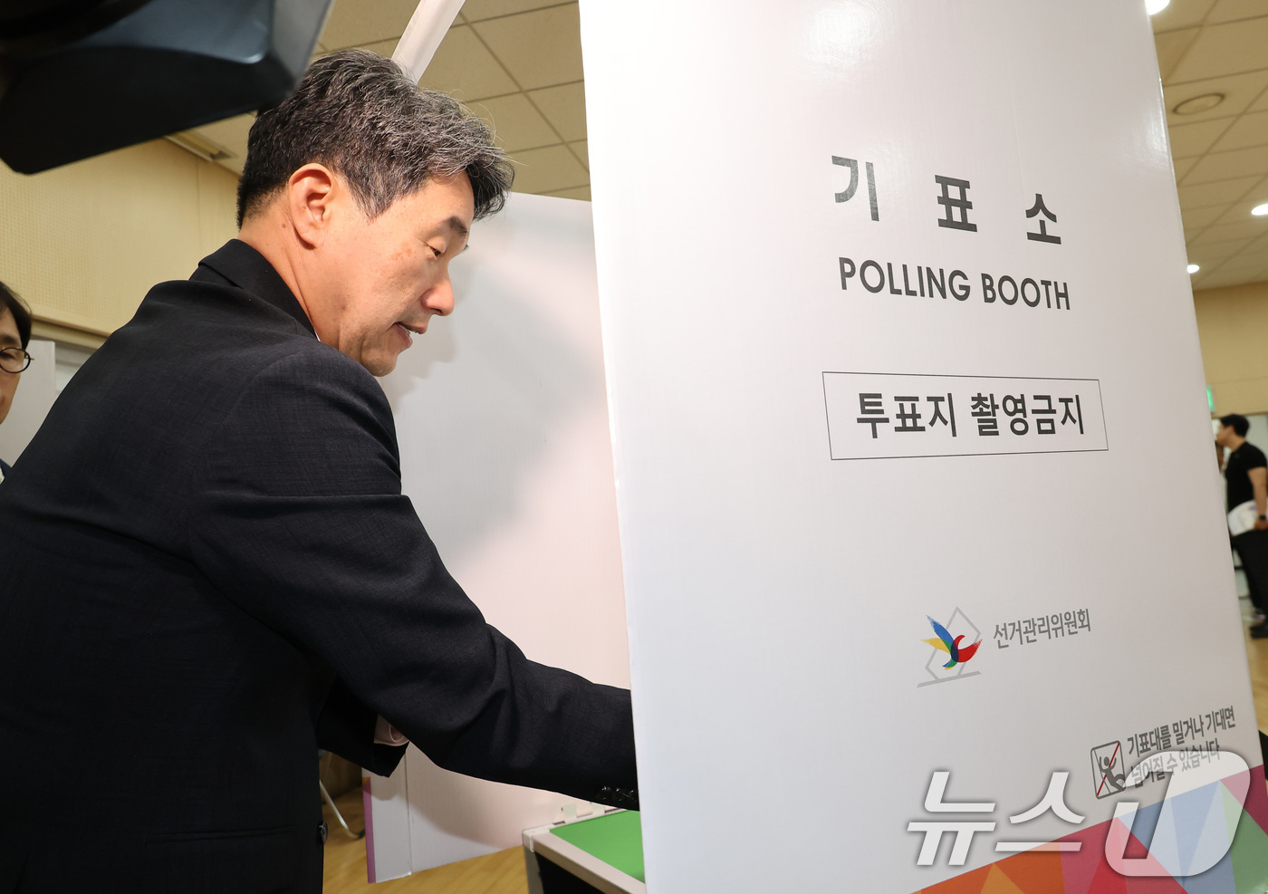 (서울=뉴스1) 임세영 기자 = 이주호 대통령 권한대행 부총리 겸 교육부 장관이 28일 서울 종로1,2,3,4가동 주민센터 사전투표소를 방문해 사전투표 모의시험 진행상황을 점검하고 …