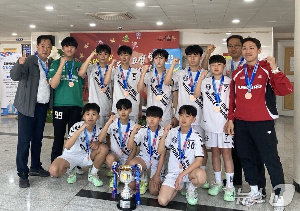 본문 이미지 - 무안북중 핸드볼 선수들이 기념사진을 찍고 있다.&#40;전남도교육청 제공, 재판매 및 DB 금지&#41;