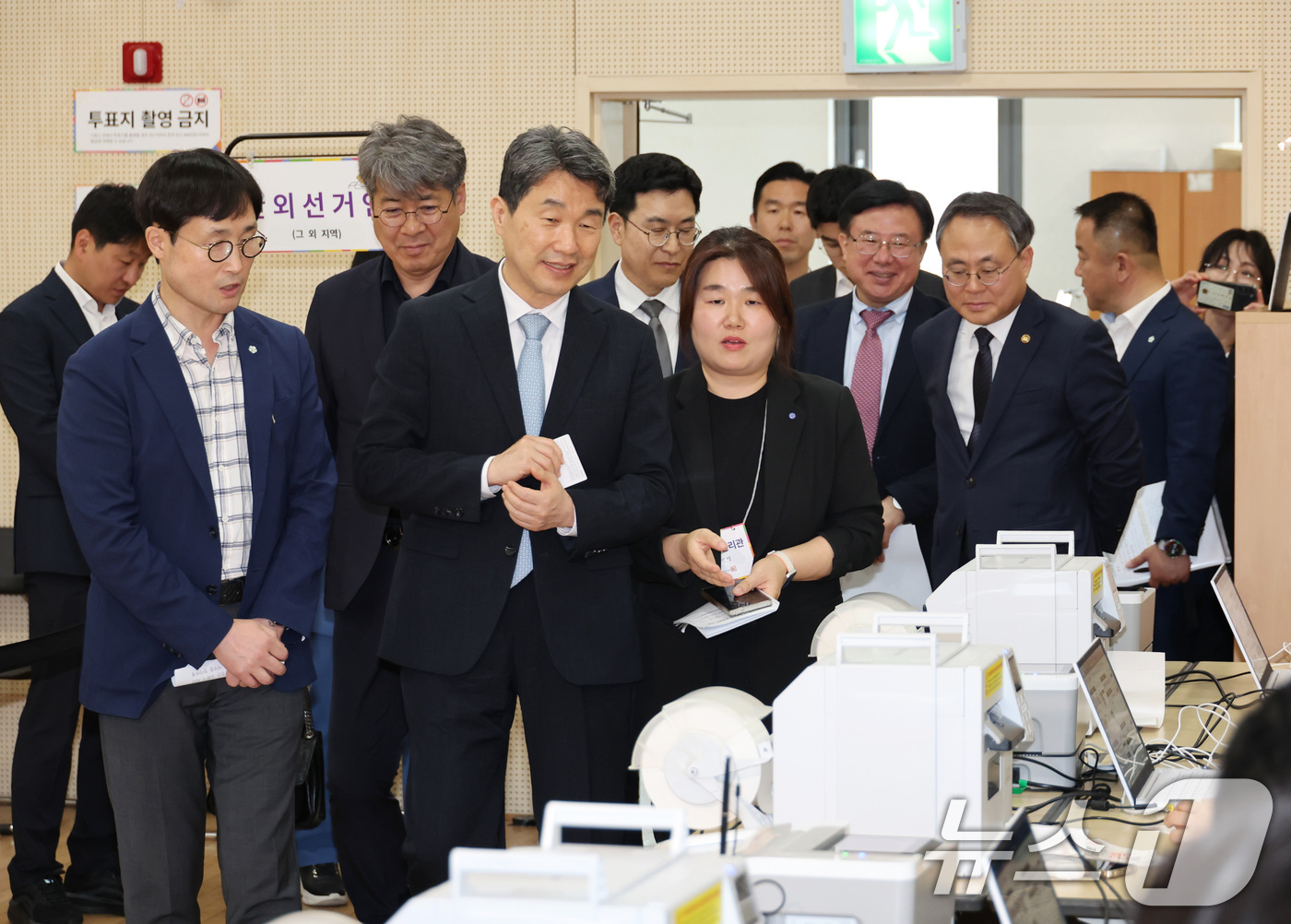 (서울=뉴스1) 임세영 기자 = 이주호 대통령 권한대행 부총리 겸 교육부 장관이 28일 서울 종로1,2,3,4가동 주민센터 사전투표소를 방문해 사전투표 모의시험 진행상황을 점검하고 …