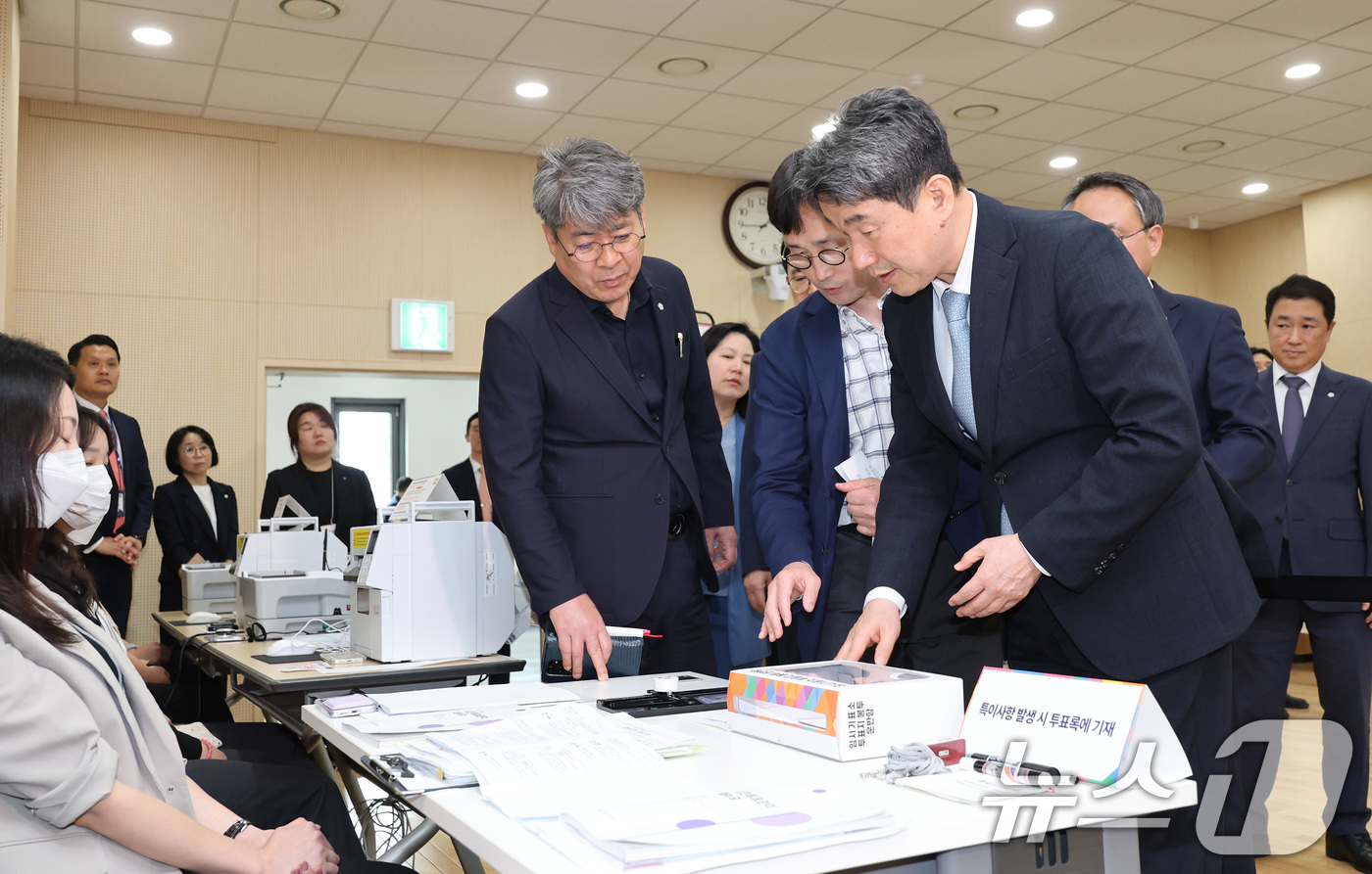 (서울=뉴스1) 임세영 기자 = 이주호 대통령 권한대행 부총리 겸 교육부 장관이 28일 서울 종로1,2,3,4가동 주민센터 사전투표소를 방문해 사전투표 모의시험 진행상황을 점검하고 …