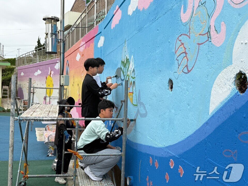 본문 이미지 - &#39;우리 학교 벽화 그리기 프로젝트&#39;에 참여한 학생들이 학교 담벽에 그림을 그리고 있다.&#40;전남도교육청 제공, 재판매 및 DB 금지&#41; 