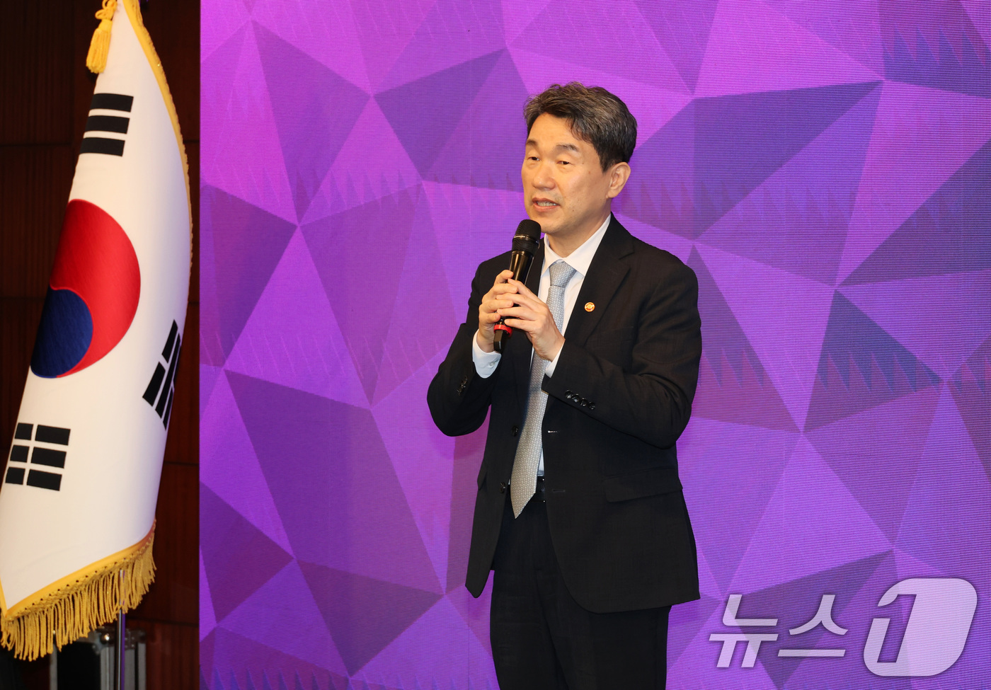 (서울=뉴스1) 임세영 기자 = 이주호 대통령 권한대행 부총리 겸 교육부 장관이 28일 서울 코리아나호텔에서 열린 2025년 이산가족 초청행사에 참석해 축사를 하고 있다. (교육부 …