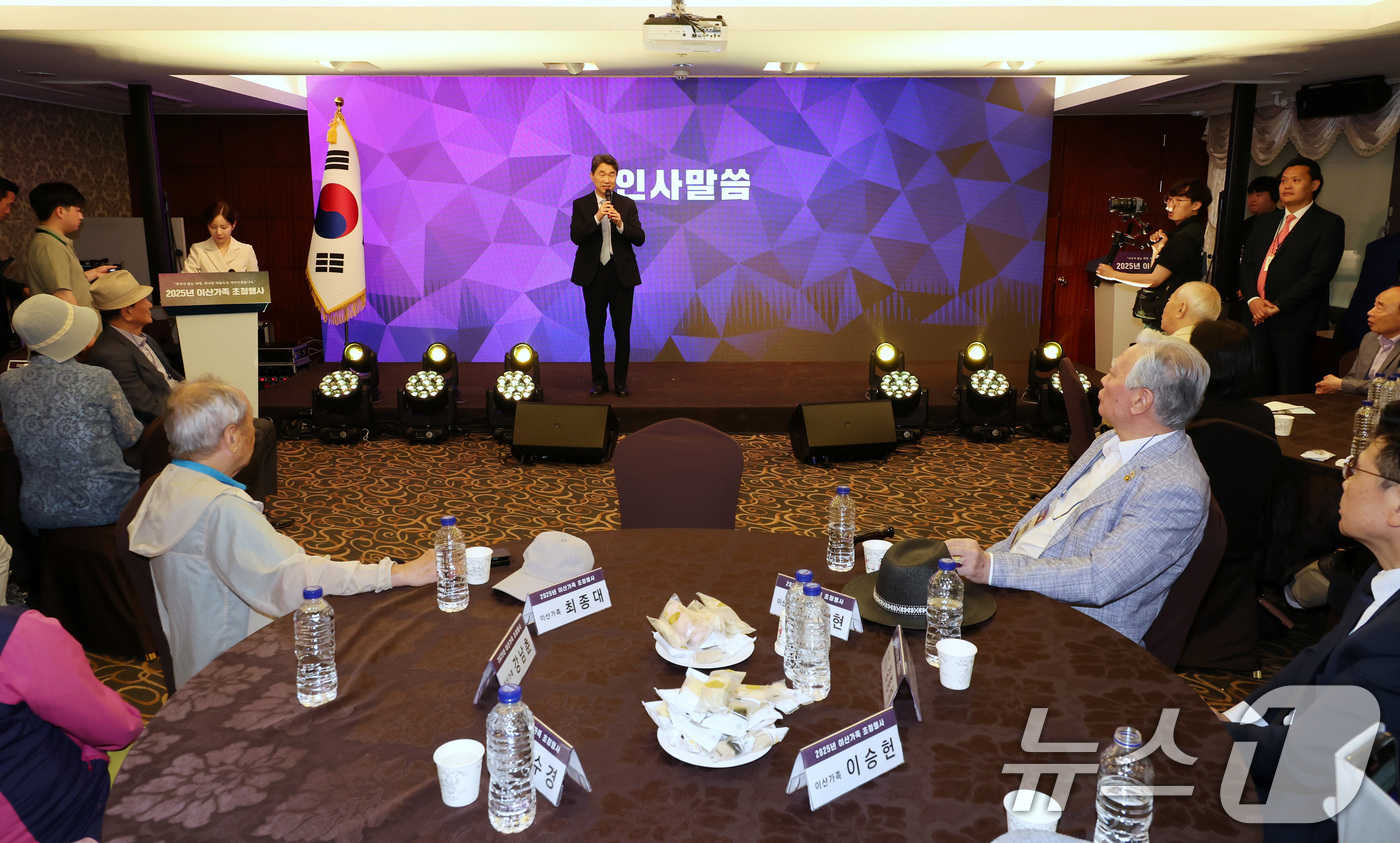 (서울=뉴스1) 임세영 기자 = 이주호 대통령 권한대행 부총리 겸 교육부 장관이 28일 서울 코리아나호텔에서 열린 2025년 이산가족 초청행사에 참석해 축사를 하고 있다. (교육부 …