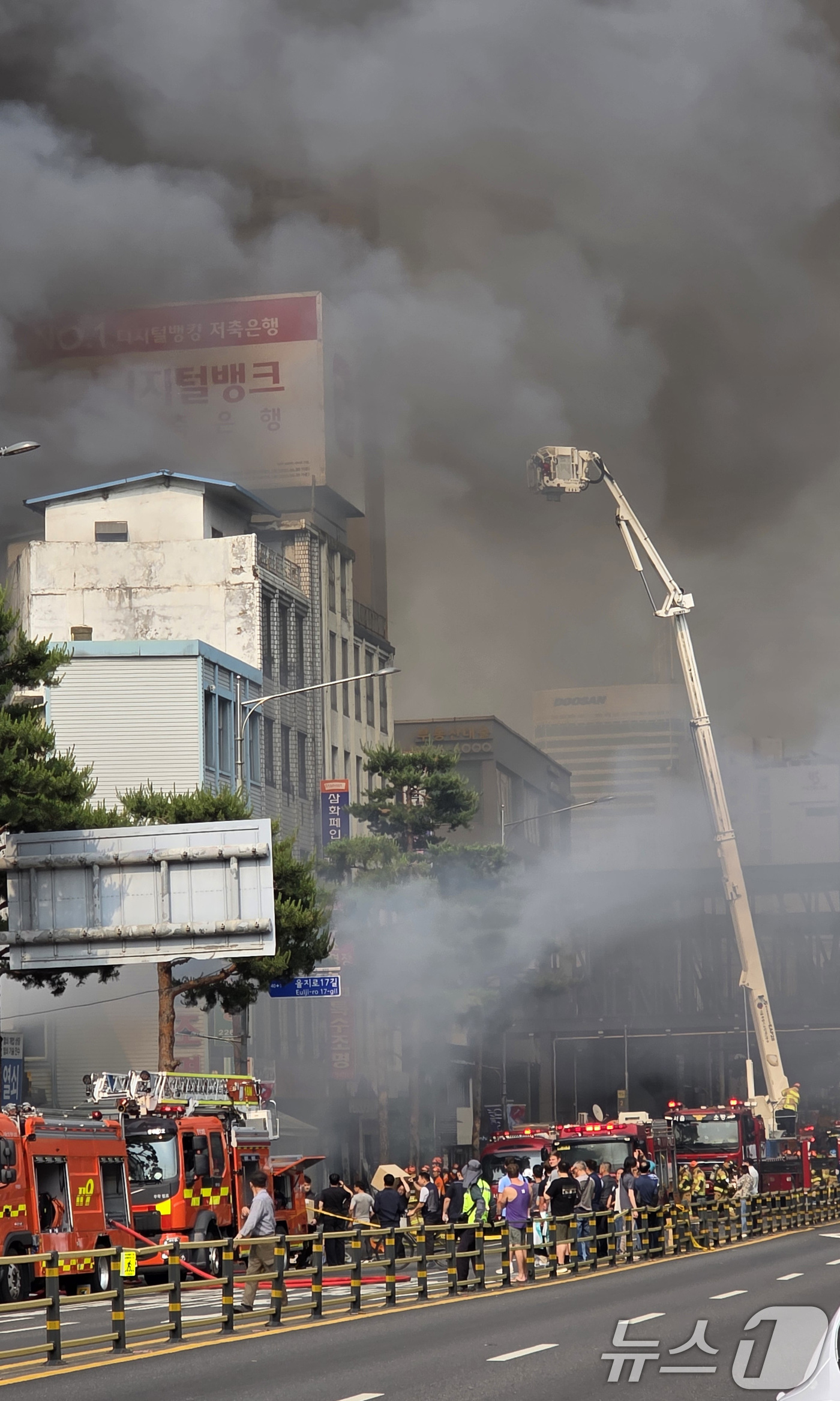 (서울=뉴스1) 임세영 기자 = 28일 오후 서울 을지로 세운상가 인근에서 화재가 발생해 소방대원들이 화재를 진압하고 있다. 이로 인해 을지로 4가에서 을지로 3가 시청 방향 차로 …