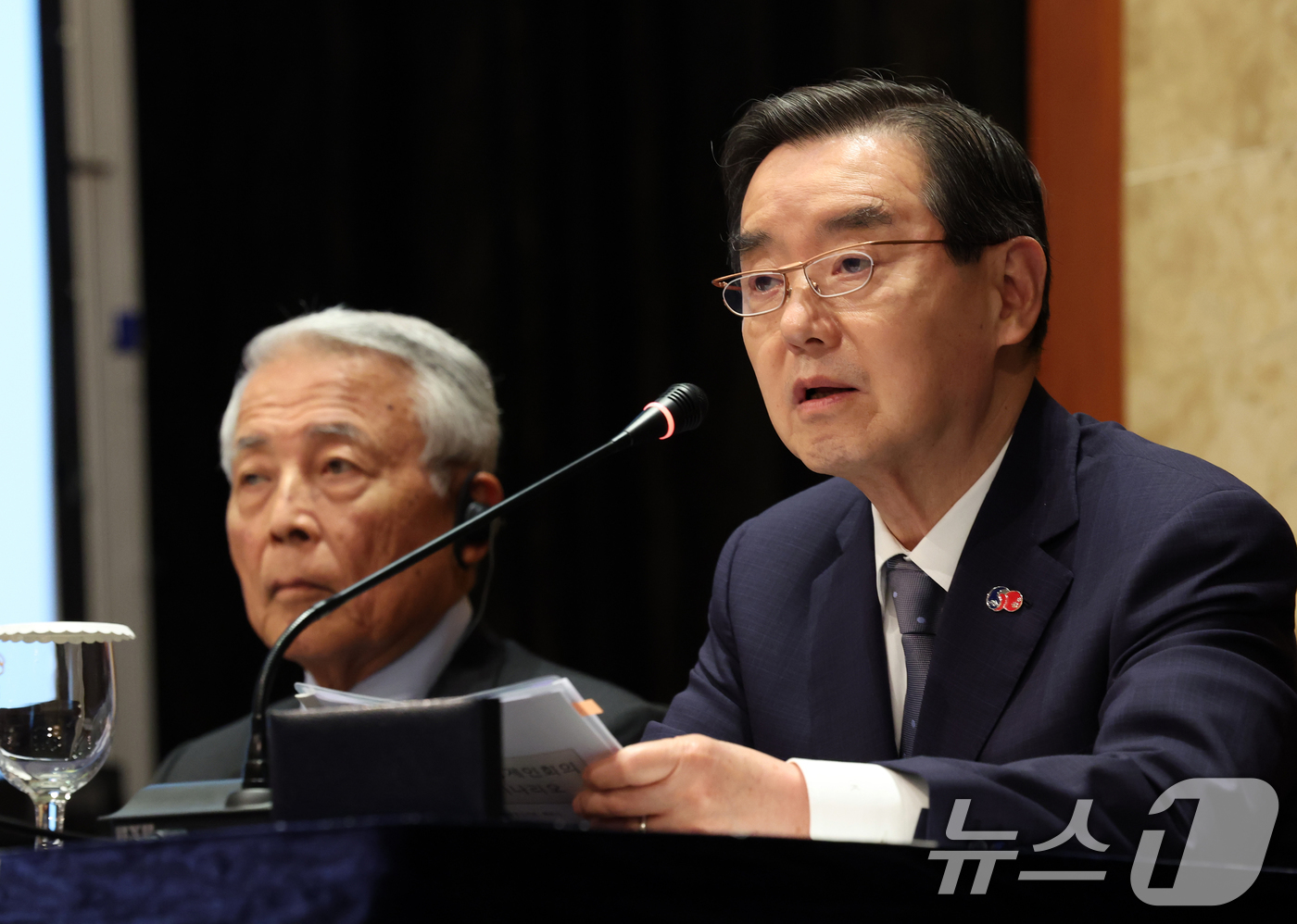 (고양=뉴스1) 김명섭 기자 = 김윤 한일경제협회 회장이 28일 오후 서울 중구 롯데호텔에서 열린 제57회 한일경제인회의 페회식에서 인사말을 하고 있다. 한일경제인회의는 1969년 …