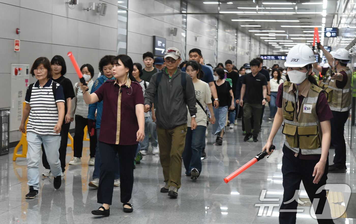 (서울=뉴스1) = 에스알은 28일 동탄역에서 SRT와 GTX-A 열차 추돌사고를 가정한 2025년 안전한국 훈련을 전개했다고 밝혔다.사진은 '2025년 안전한국 훈련' 모습. ( …