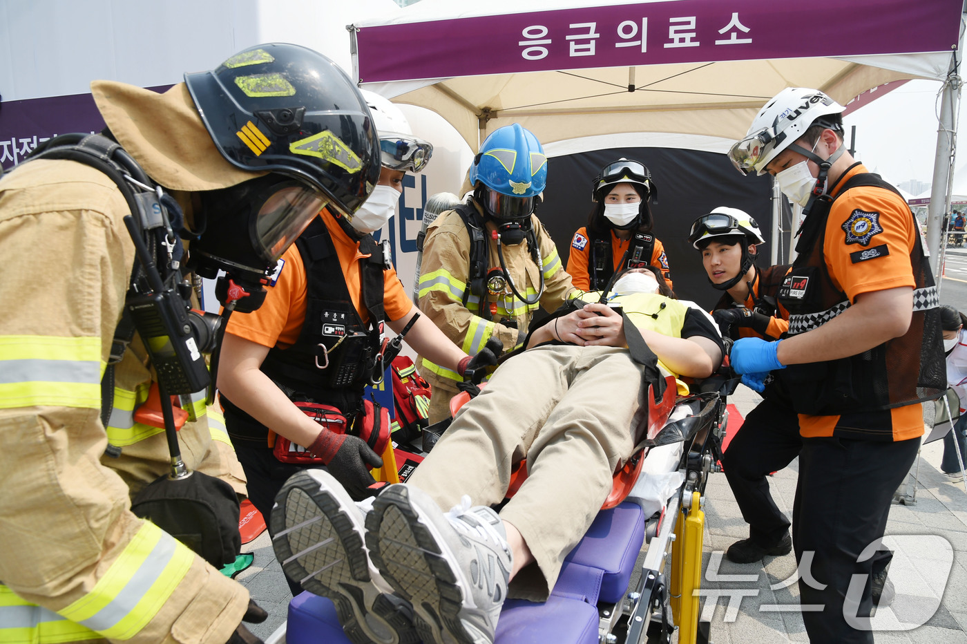 (서울=뉴스1) = 에스알은 28일 동탄역에서 SRT와 GTX-A 열차 추돌사고를 가정한 2025년 안전한국 훈련을 전개했다고 밝혔다.사진은 '2025년 안전한국 훈련' 모습. ( …