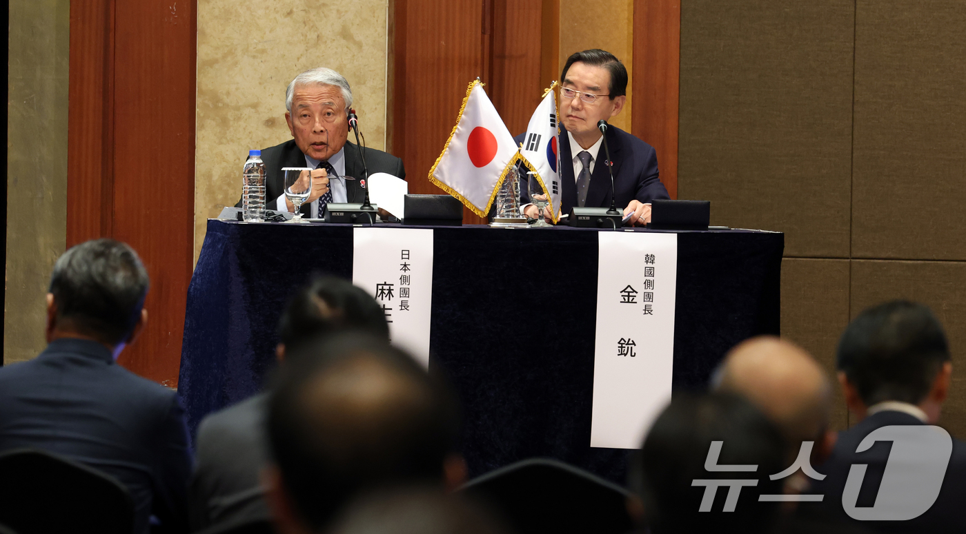 (고양=뉴스1) 김명섭 기자 = 일본 측 단장인 아소 유타카 아소시멘트 회장이 28일 오후 서울 중구 롯데호텔에서 열린 제57회 한일경제인회의 페회식에서 인사말을 하고 있다. 한일 …