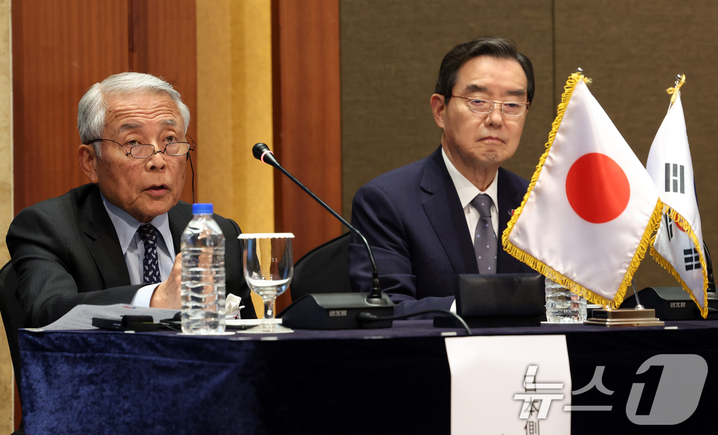 (고양=뉴스1) 김명섭 기자 = 일본 측 단장인 아소 유타카 아소시멘트 회장이 28일 오후 서울 중구 롯데호텔에서 열린 제57회 한일경제인회의 페회식에서 인사말을 하고 있다. 한일 …