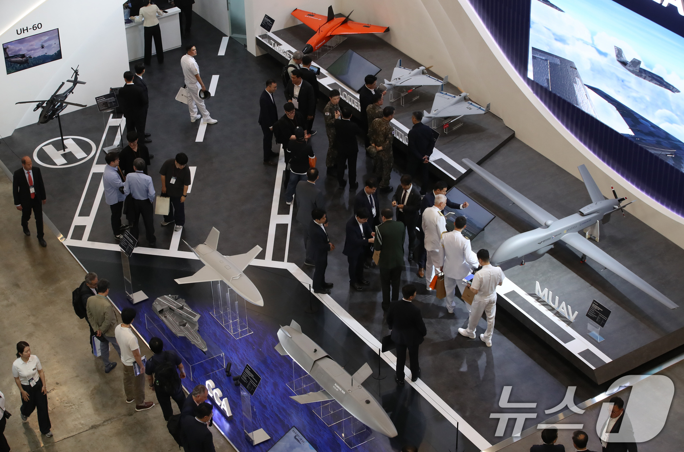 (부산=뉴스1) 윤일지 기자 = 28일 부산 해운대구 벡스코 제1전시장에서 열린 '2025 국제해양방위산업전(MADEX)'에서 참가자들이 대한항공 부스를 찾아 다양한 무인기와 저피 …