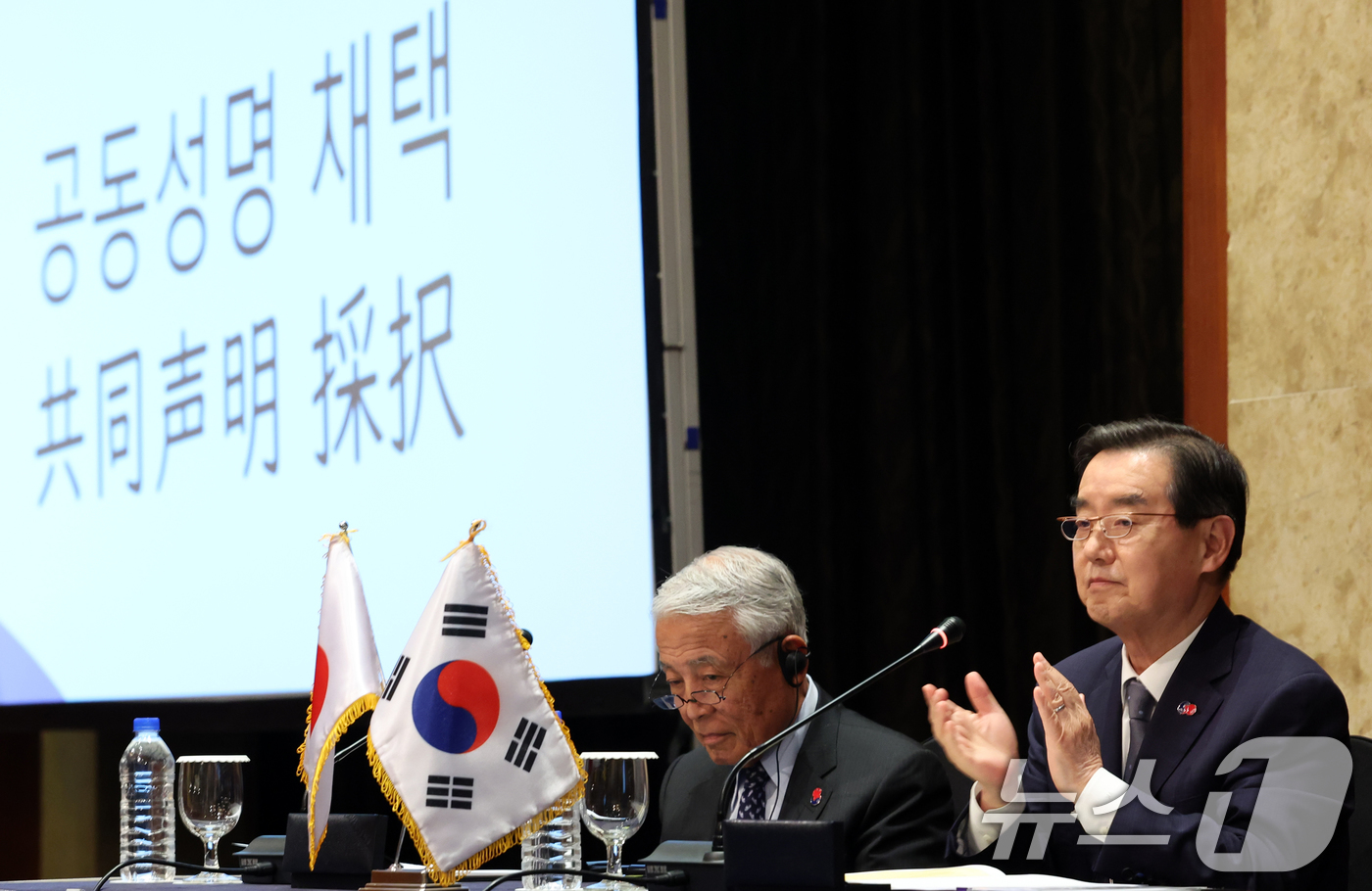 (고양=뉴스1) 김명섭 기자 = 김윤 한일경제협회 회장과 일본 측 단장인 아소 유타카 아소시멘트 회장이 28일 오후 서울 중구 롯데호텔에서 열린 제57회 한일경제인회의 페회식에서 …