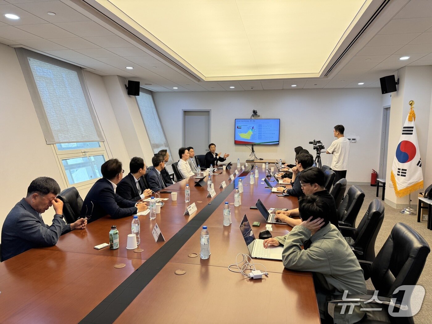 본문 이미지 - 지난 18일 UAE 아부다비 한국대사관에서 한전 관계자들이 취재진에게 사업발표 브리핑을 하고 있다. (사진제공=산업통상자원부 공동취재단)