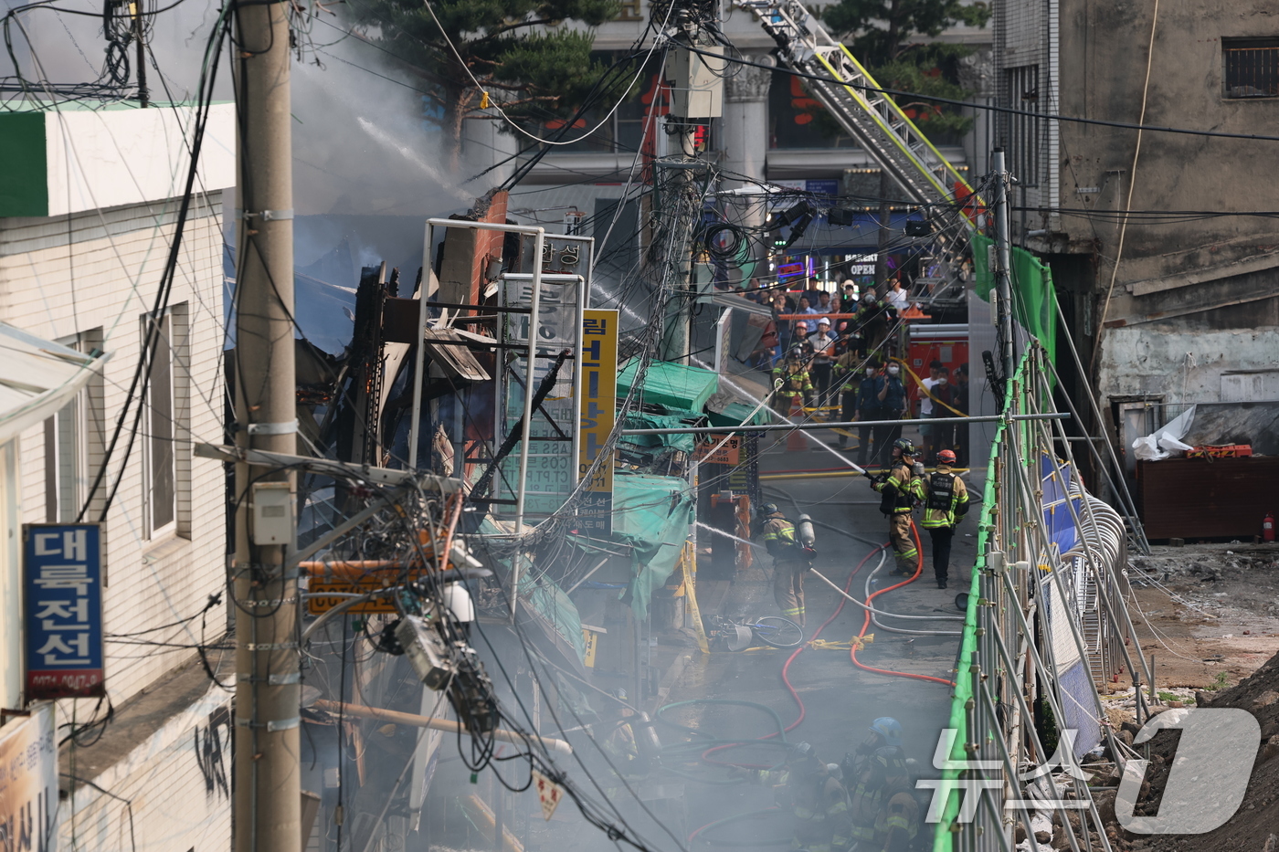 (서울=뉴스1) 오대일 기자 = 28일 오후 서울 을지로 세운상가 인근에서 화재가 발생해 소방대원들이 화재를 진압하고 있다.이로 인해 을지로 4가에서 을지로 3가 시청 방향 차로가 …