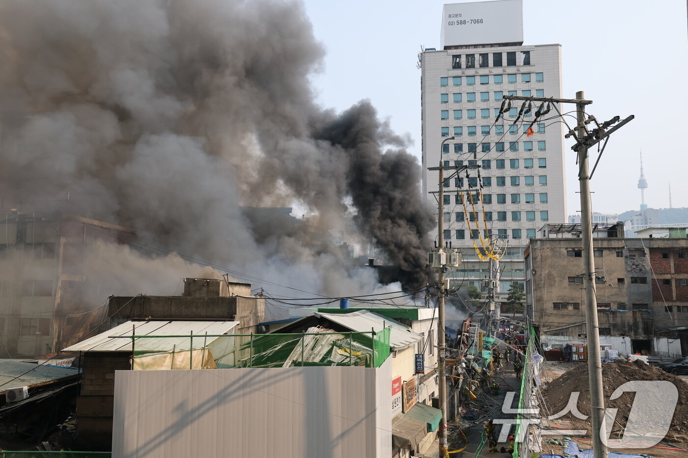 본문 이미지 - 28일 오후 서울 을지로 세운상가 인근에서 화재가 발생해 소방대원들이 화재를 진압하고 있다. 이로 인해 을지로 4가에서 을지로 3가 시청 방향 차로가 전면 통제된 상태다. 2025.5.28/뉴스1 ⓒ News1 오대일 기자
