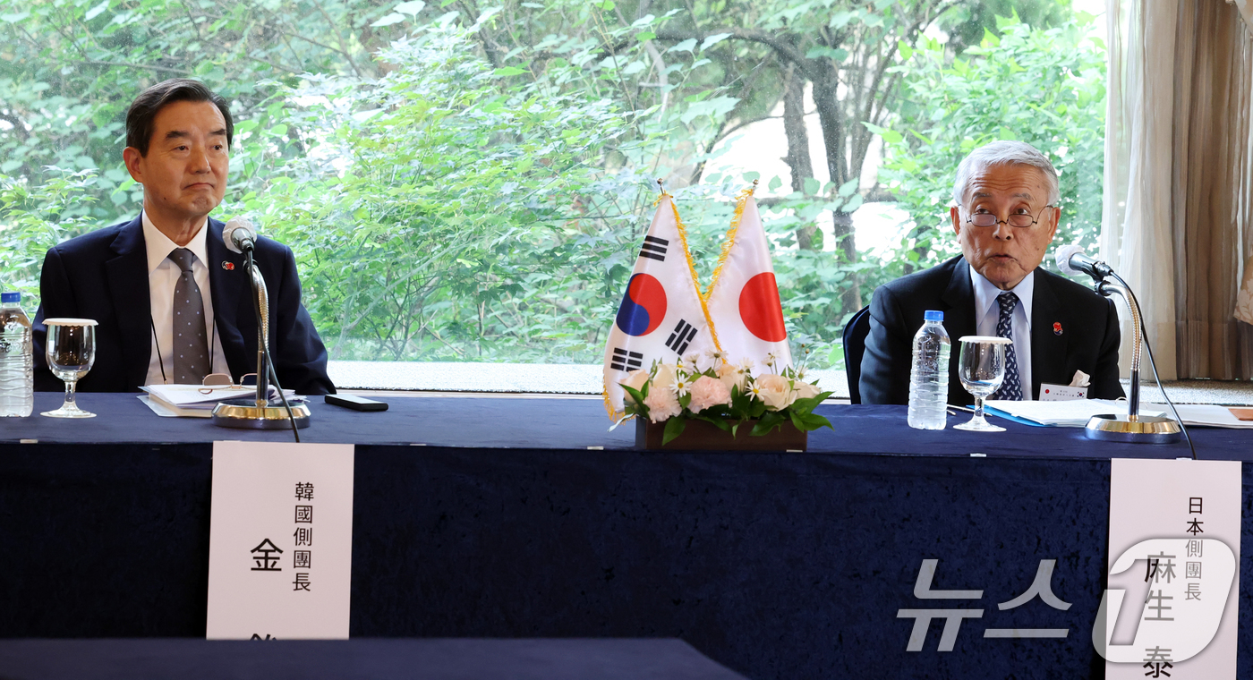 (고양=뉴스1) 김명섭 기자 = 일본 측 단장인 아소 유타카 아소시멘트 회장이 28일 오후 서울 중구 롯데호텔에서 열린 제57회 한일경제인회의 공동기자회견에서 발언을 하고 있다. …