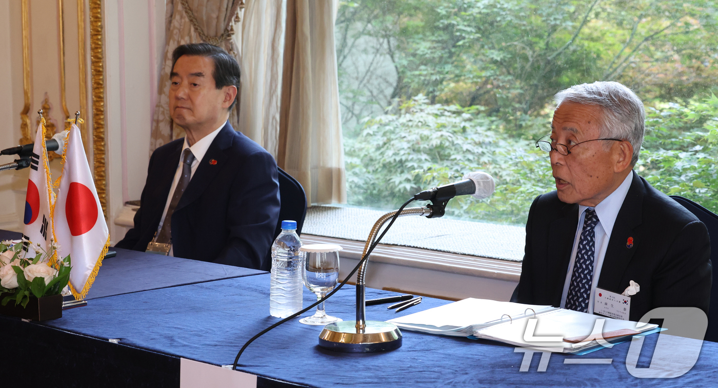 (고양=뉴스1) 김명섭 기자 = 일본 측 단장인 아소 유타카 아소시멘트 회장이 28일 오후 서울 중구 롯데호텔에서 열린 제57회 한일경제인회의 공동기자회견에서 발언을 하고 있다. …