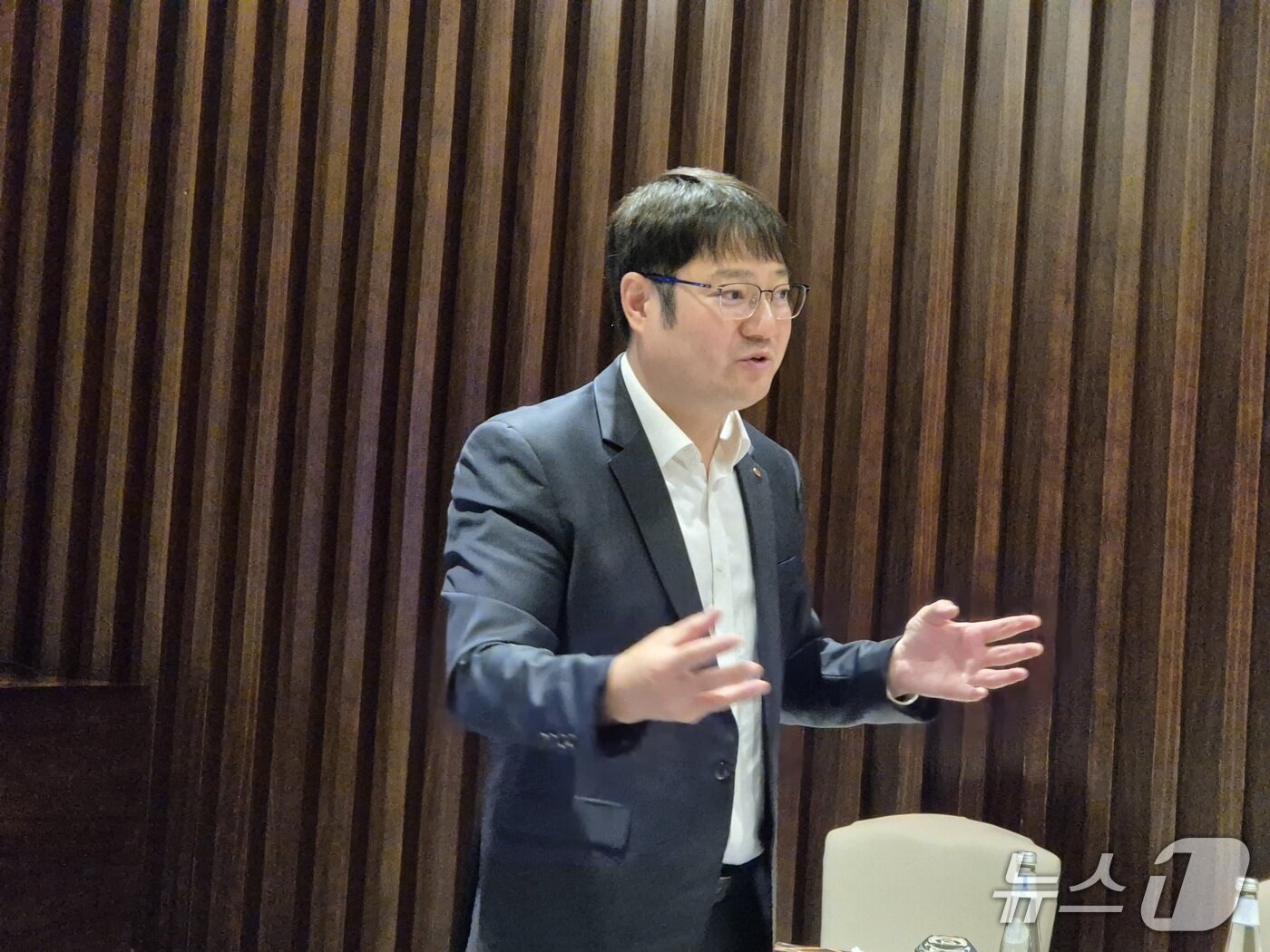 본문 이미지 - 사우디아라비아 수도 리야드에서 중동지역 사업현황 발표 중인 이광호 한전 중동지사장. &#40;사진제공=산업통상자원부 공동취재단&#41;