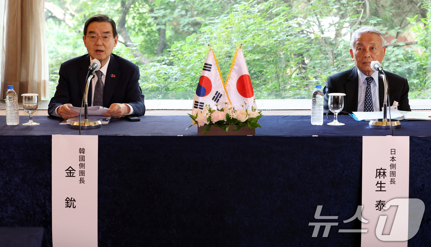 (고양=뉴스1) 김명섭 기자 = 김현 한일경제협회 회장이 28일 오후 서울 중구 롯데호텔에서 열린 제57회 한일경제인회의 공동기자회견에서 발언을 하고 있다. 한일경제인회의는 196 …