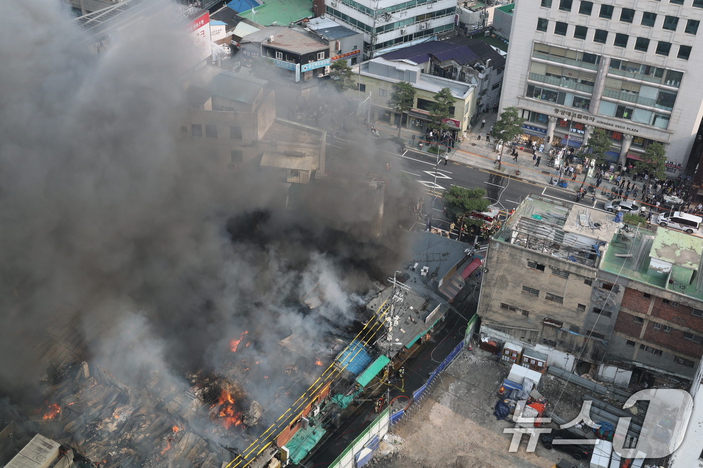 (서울=뉴스1) 오대일 기자 = 28일 오후 서울 을지로 세운상가 인근에서 화재가 발생해 소방대원들이 화재를 진압하고 있다.이로 인해 을지로 4가에서 을지로 3가 시청 방향 차로가 …