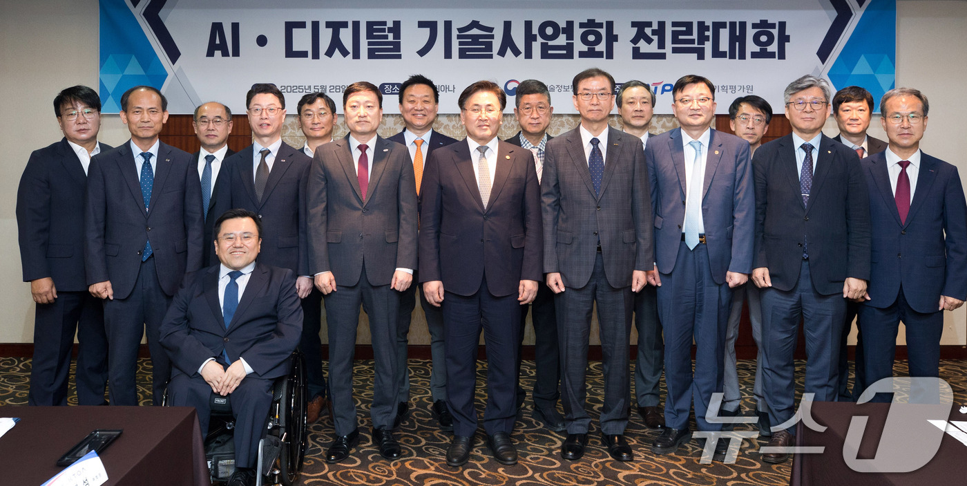 (서울=뉴스1) = 유상임 과학기술정보통신부 장관이 28일 서울 중구 코리아나호텔에서 열린 '인공지능 디지털 기술사업화 전략대화'에서 참석자들과 함께 기념 촬영을 하고 있다. (과 …