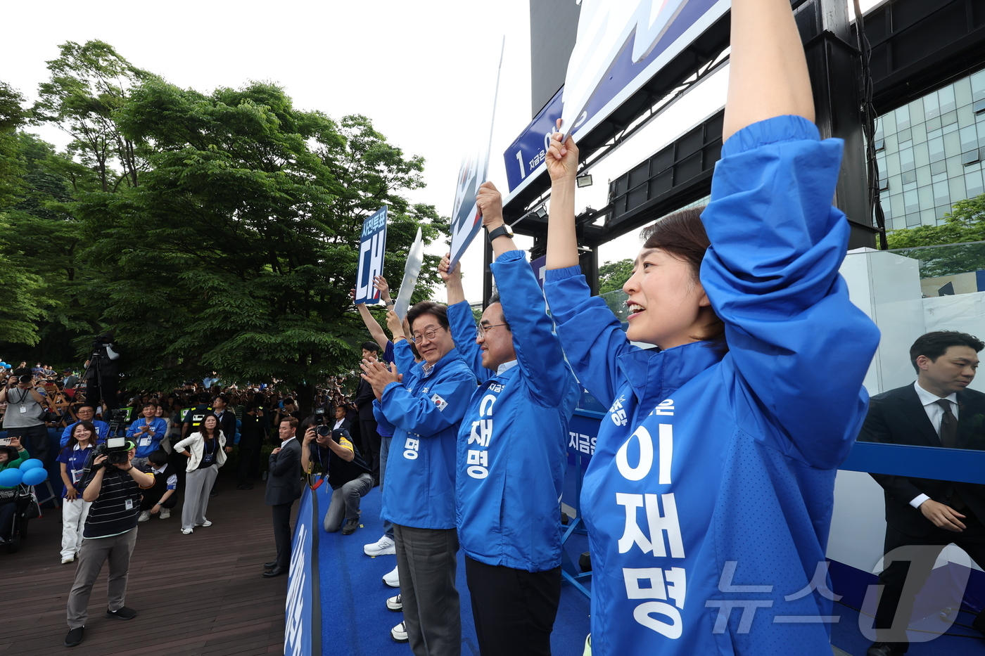 (서울=뉴스1) 이재명 기자 = 이재명 더불어민주당 대통령 후보가 28일 오후 서울 광진구 어린이대공원에서 시민들에게 지지를 호소하고 있다. (공동취재) 2025.5.28/뉴스1