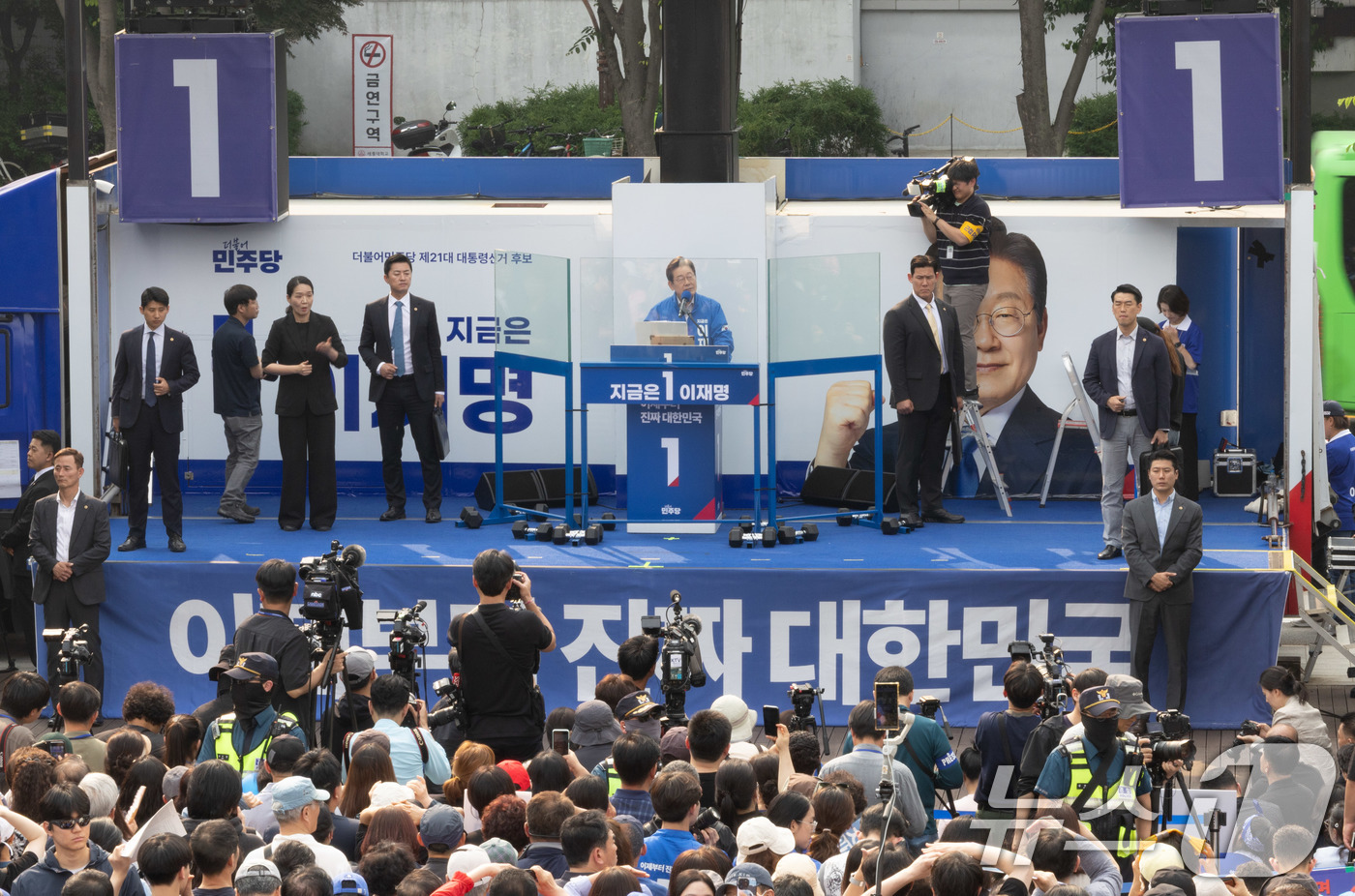 (서울=뉴스1) 이재명 기자 = 이재명 더불어민주당 대통령 후보가 28일 오후 서울 광진구 어린이대공원역에서 시민들에게 지지를 호소하고 있다. 2025.5.28/뉴스1