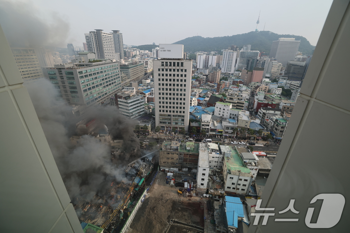 (서울=뉴스1) 오대일 기자 = 28일 오후 서울 을지로 세운상가 인근에서 화재가 발생해 검은 연기가 피어 오르고 있다.이로 인해 을지로 4가에서 을지로 3가 시청 방향 차로가 전 …