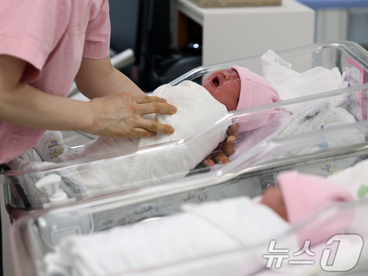 (서울=뉴스1) 황기선 기자 = 28일 오후 서울 구로구 고려대학교 구로병원 신생아실에서 아이가 울음을 터뜨리고 있다.통계청이 이날 발표한 '2025년 3월 인구동향'에 따르면, …