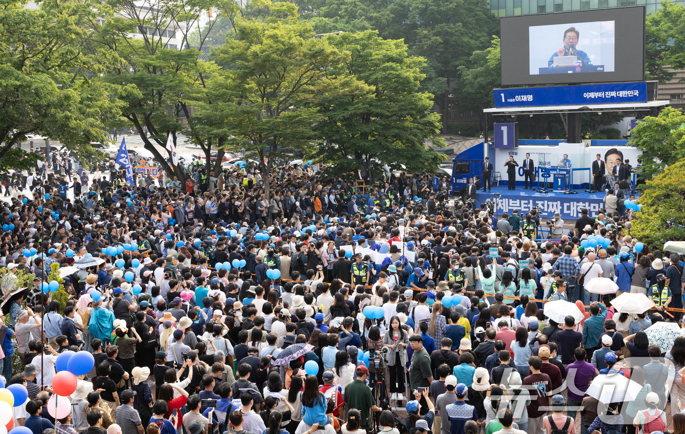 (서울=뉴스1) 이재명 기자 = 이재명 더불어민주당 대통령 후보가 28일 오후 서울 광진구 어린이대공원역에서 시민들에게 지지를 호소하고 있다. 2025.5.28/뉴스1