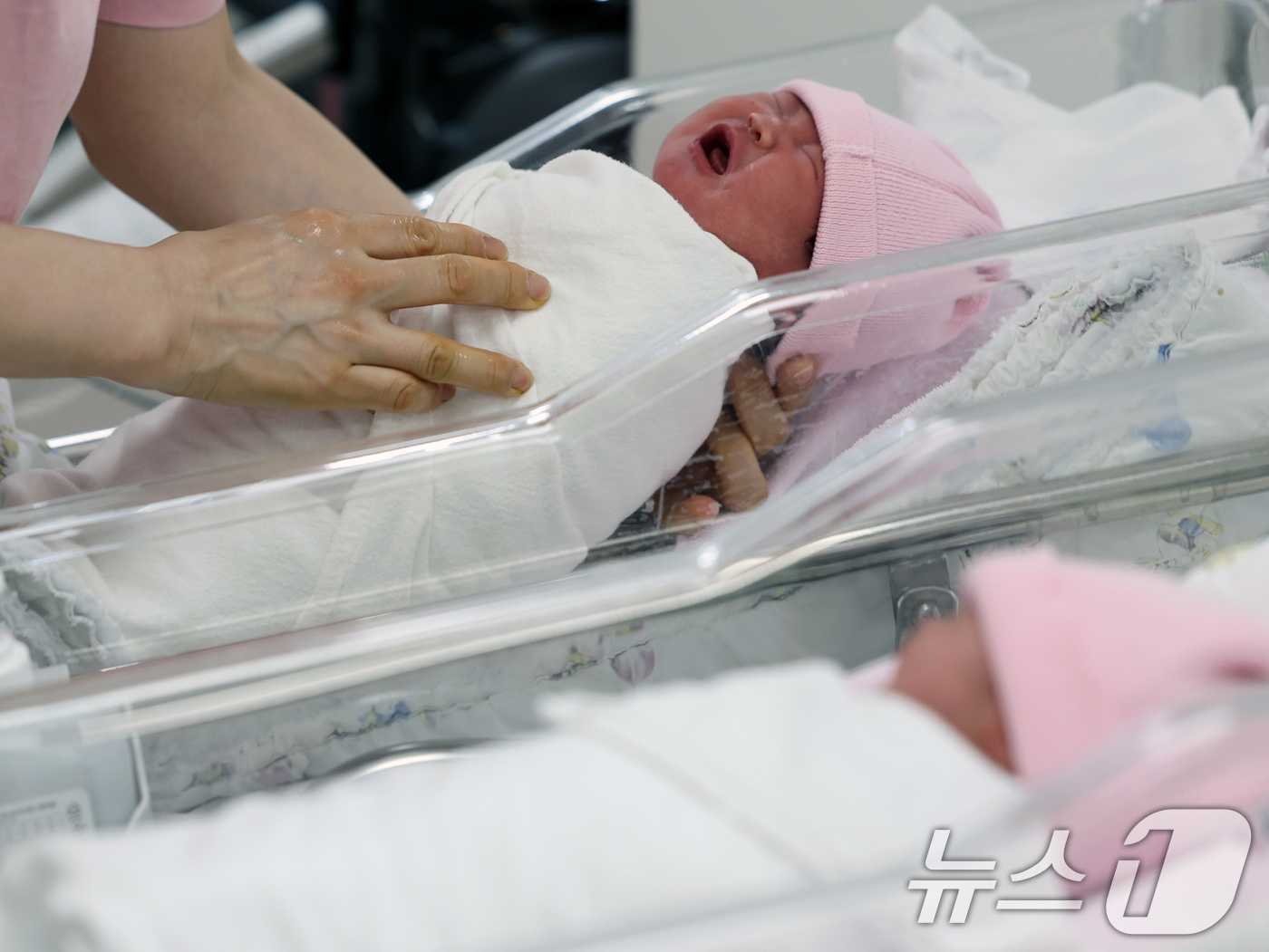 (서울=뉴스1) 황기선 기자 = 28일 오후 서울 구로구 고려대학교 구로병원 신생아실에서 아이가 울음을 터뜨리고 있다.통계청이 이날 발표한 '2025년 3월 인구동향'에 따르면, …