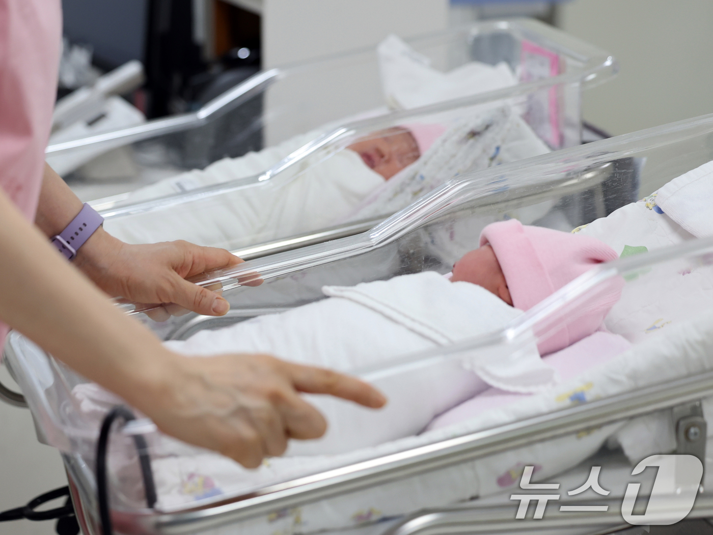 (서울=뉴스1) 황기선 기자 = 28일 오후 서울 구로구 고려대학교 구로병원 신생아실에서 아이가 잠을 자고 있다.통계청이 이날 발표한 '2025년 3월 인구동향'에 따르면, 지난 …