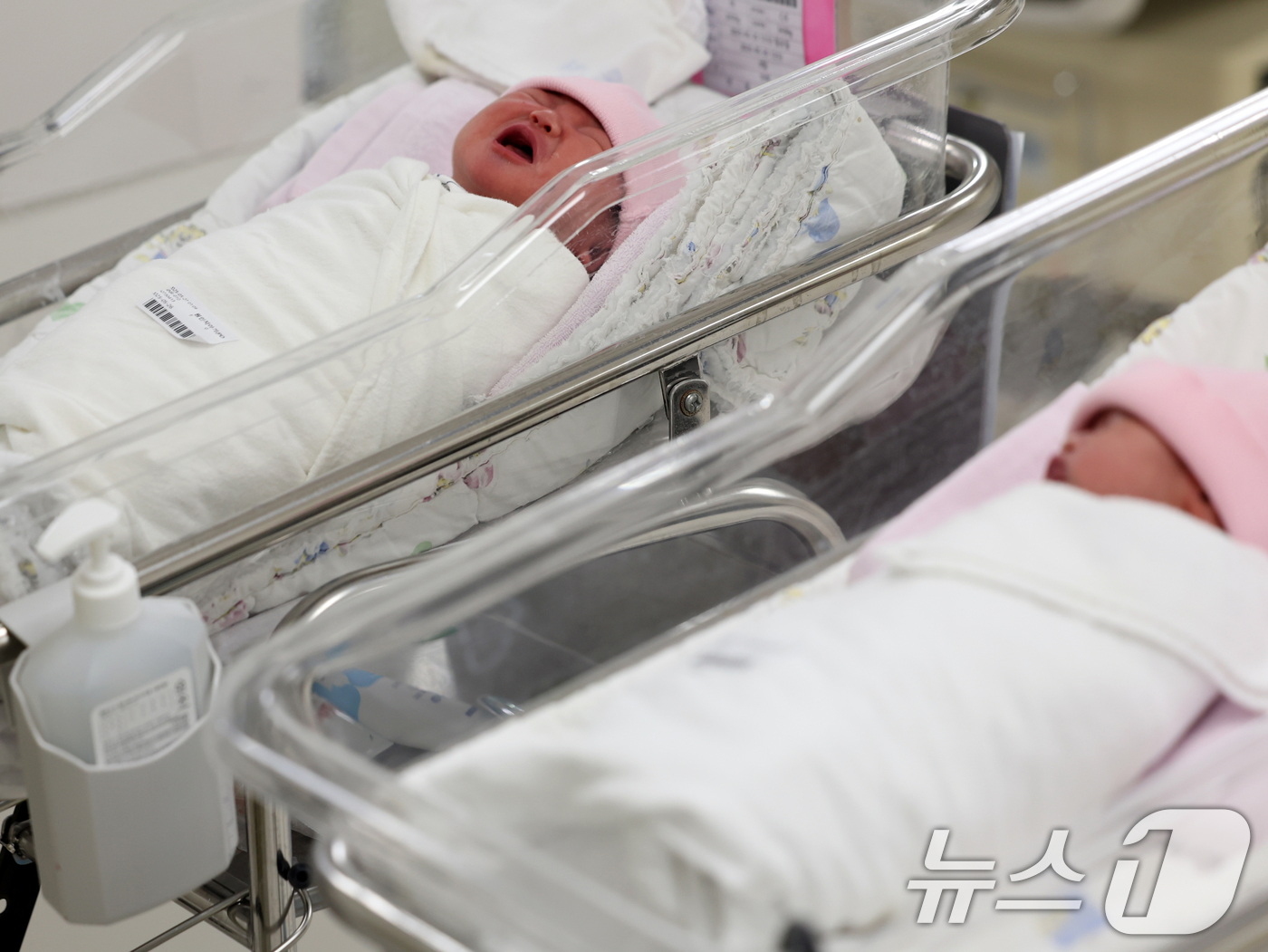 (서울=뉴스1) 황기선 기자 = 28일 오후 서울 구로구 고려대학교 구로병원 신생아실에서 아이가 울음을 터뜨리고 있다.통계청이 이날 발표한 '2025년 3월 인구동향'에 따르면, …