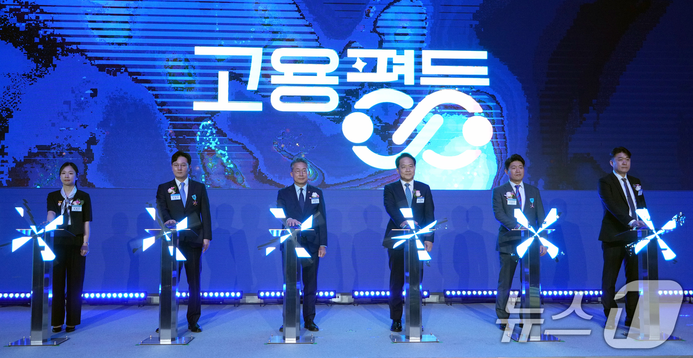 (서울=뉴스1) = 고용노동부는 제25회 '고용평등 강조기간'을 맞아 28일 서울올림픽파크텔에서 기념식을 가졌다고 밝혔다.김민석 고용노동부 장관 직무대행 차관이 참석자들과 함께 기 …