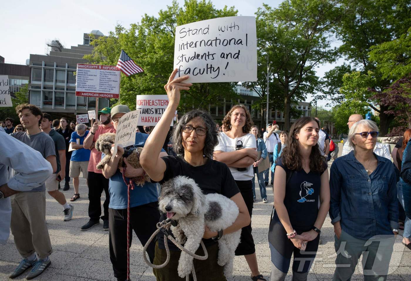 (보스턴 AFP=뉴스1) 김예슬 기자 = 27일(현지시간) 미국 매사추세츠주(州) 보스턴에 있는 하버드 대학교 캠퍼스에서 유학생을 지지하는 집회가 열렸다. 한 집회 참여자가 '국제 …