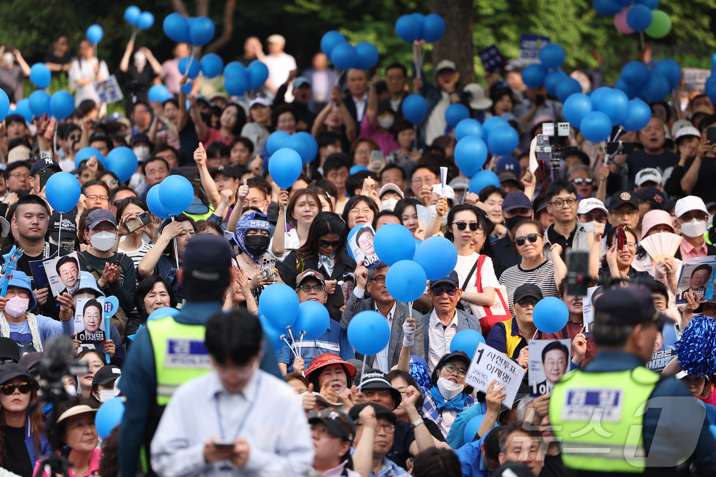 (서울=뉴스1) 이재명 기자 = 28일 오후 서울 광진구 어린이대공원역에서 열린 이재명 더불어민주당 대통령 후보 유세장을 찾은 지지자 등이 이 후보를 지켜보고 있다. (공동취재) …