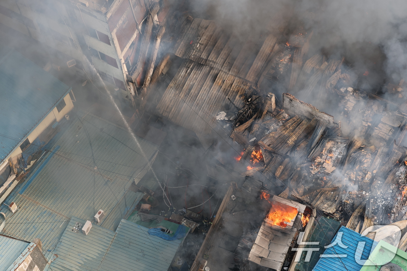 (서울=뉴스1) 오대일 기자 = 28일 오후 서울 을지로 세운상가 인근에서 화재가 발생해 소방대원들이 화재를 진압하고 있다.이로 인해 을지로 4가에서 을지로 3가 시청 방향 차로가 …