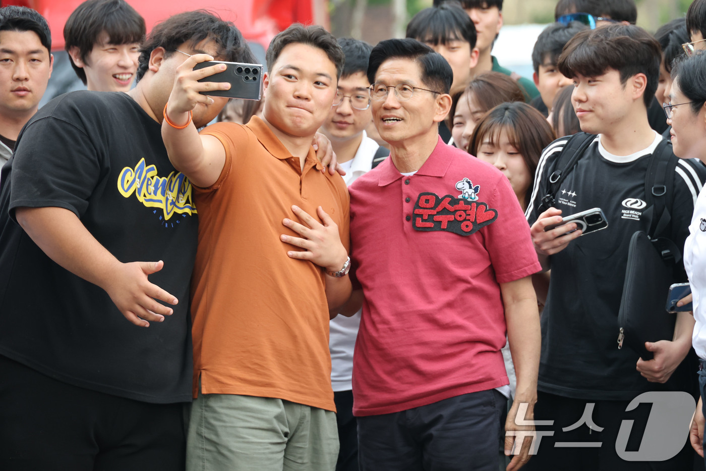 (경산=뉴스1) 이광호 기자 = 김문수 국민의힘 대통령 후보가 28일 학생 축제(대동제) 중인 경북 경산시 영남대학교를 찾아 학생들과 기념촬영을 하고 있다. 2025.5.28/뉴스 …