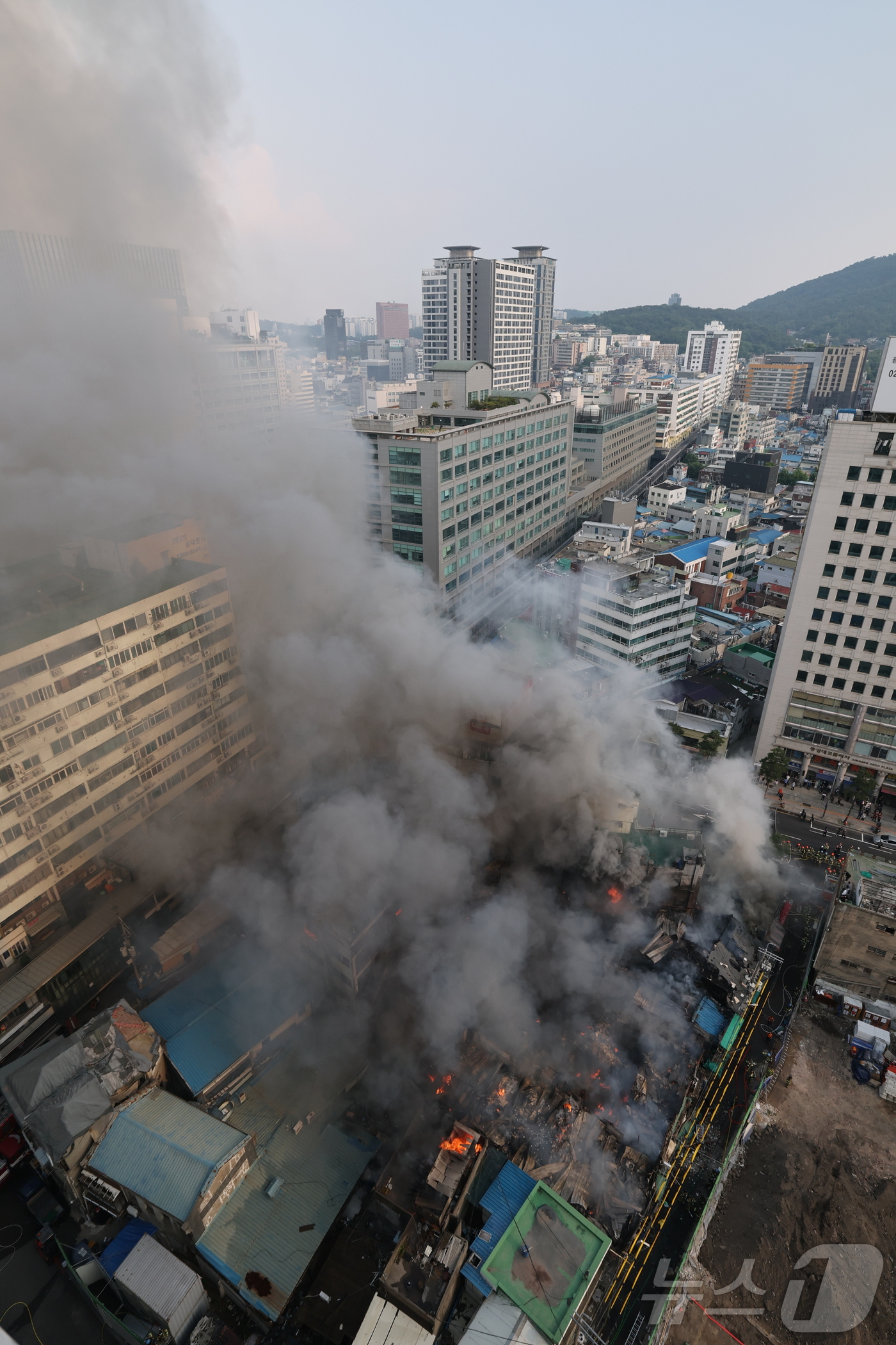 (서울=뉴스1) 오대일 기자 = 28일 오후 서울 을지로 세운상가 인근에서 화재가 발생해 소방대원들이 화재를 진압하고 있다.이로 인해 을지로 4가에서 을지로 3가 시청 방향 차로가 …