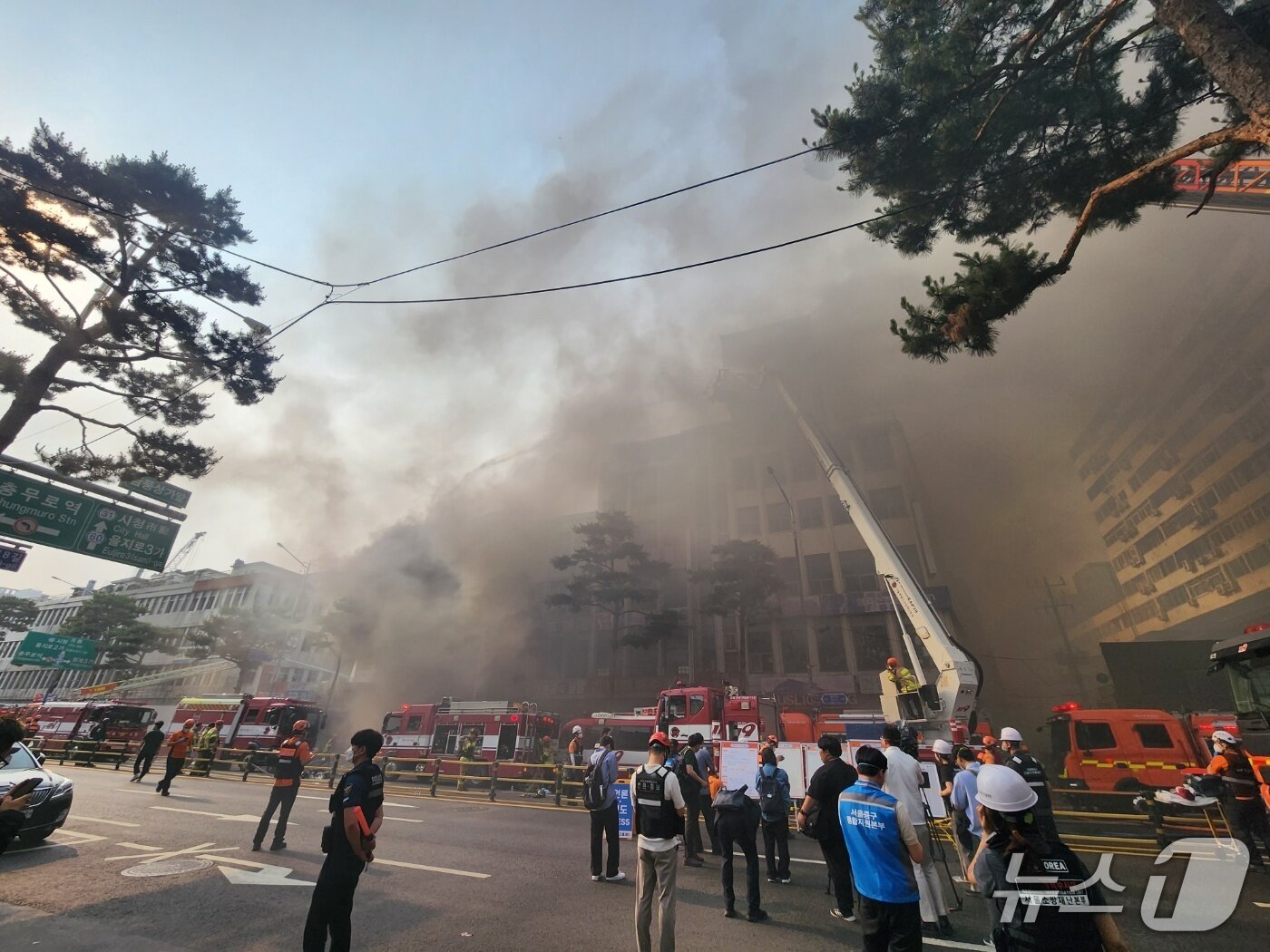본문 이미지 - 28일 오후 서울 중구 산림동 세운대림상가 인근 1층짜리 건물에서 불이 나 다량의 연기가 발생하고 있다. / 뉴스1 권진영 기자