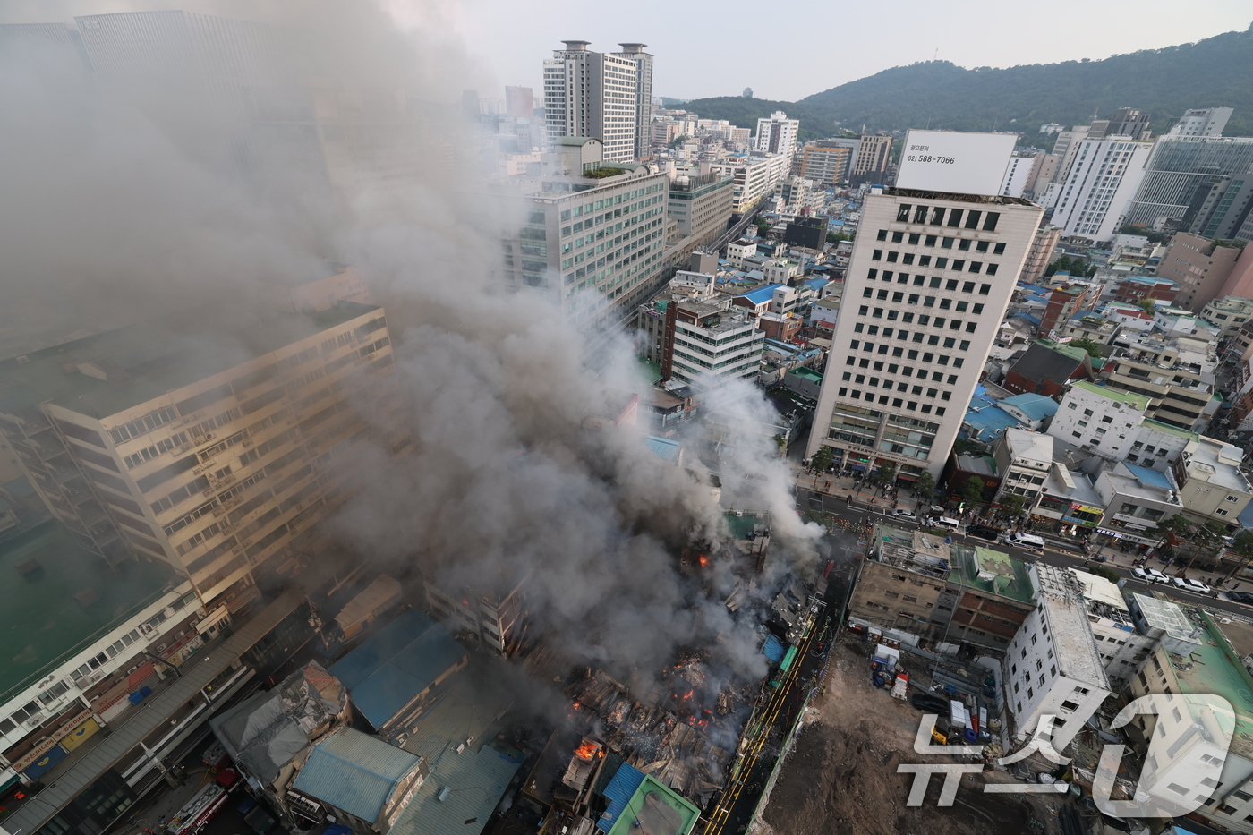 (서울=뉴스1) 오대일 기자 = 28일 오후 서울 을지로 세운상가 인근에서 화재가 발생해 소방대원들이 화재를 진압하고 있다. 이로 인해 을지로 4가에서 을지로 3가 시청 방향 차로 …
