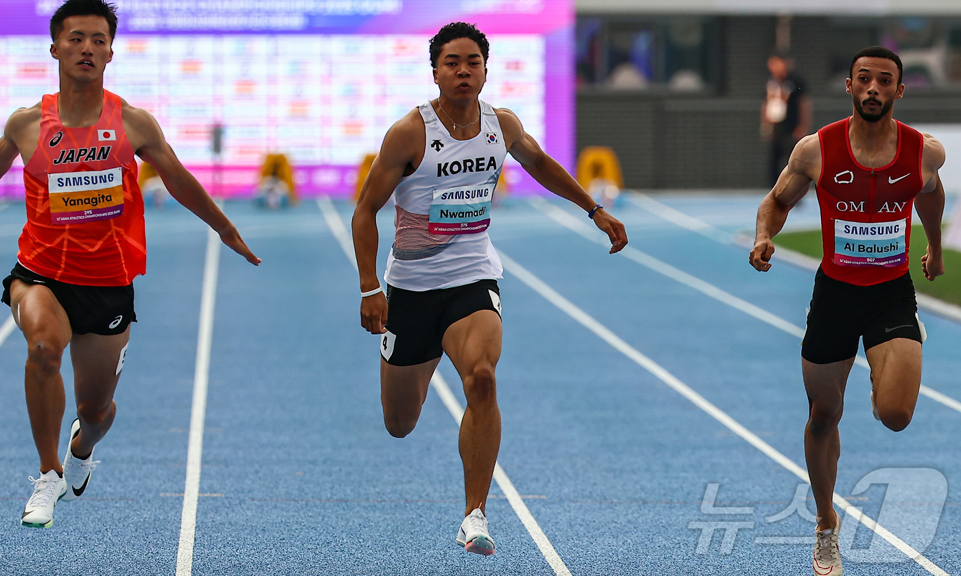 (구미=뉴스1) 김도우 기자 = 나마디 조엘진(예천군청)이 28일 경북 구미시민운동장에서 열린 '2025 구미아시아육상경기선수권대회' 남자 100m 준결승에서 역주하고 있다. 20 …