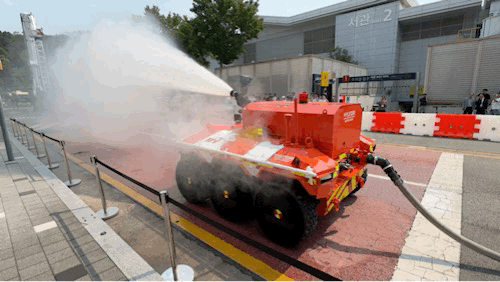 본문 이미지 - 28일 대구 엑스코 인근 도로에서 &#39;2025 국제소방안전박람회&#39; 무인 소방로봇이 고압 물줄기를 분사하며 방수 시연을 진행하고 있다. 이 로봇은 올해 11월부터 고위험 현장에 실전 배치될 예정이다.2025.5.28/뉴스1 ⓒ News1 한지명 기자