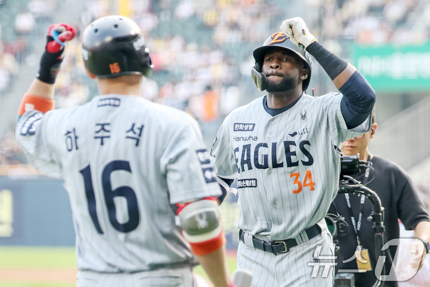 본문 이미지 - 28일 오후 서울 송파구 잠실야구장에서 열린 프로야구 '2025 신한 SOL뱅크 KBO 리그' 한화 이글스와 LG 트윈스의 경기에서 1회초 무사 주자 없는 상황에서 한화 플로리얼이 솔로홈런을 친 뒤 더그아웃으로 향하며 하주석과 기쁨을 나누고 있다. 2025.5.28/뉴스1 ⓒ News1 민경석 기자