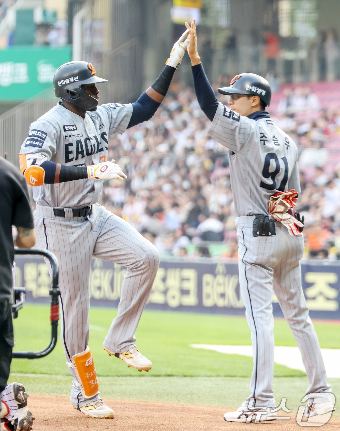 (서울=뉴스1) 민경석 기자 = 28일 오후 서울 송파구 잠실야구장에서 열린 프로야구 '2025 신한 SOL뱅크 KBO 리그' 한화 이글스와 LG 트윈스의 경기에서 1회초 무사 주 …