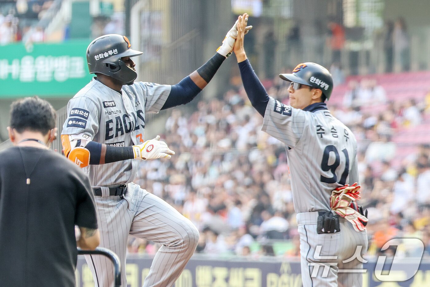 본문 이미지 - 28일 오후 서울 송파구 잠실야구장에서 열린 프로야구 &#39;2025 신한 SOL뱅크 KBO 리그&#39; 한화 이글스와 LG 트윈스의 경기에서 1회초 무사 주자 없는 상황에서 한화 플로리얼이 솔로홈런을 치고 홈을 밟으며 추승우 코치와 기쁨을 나누고 있다. 2025.5.28/뉴스1 ⓒ News1 민경석 기자