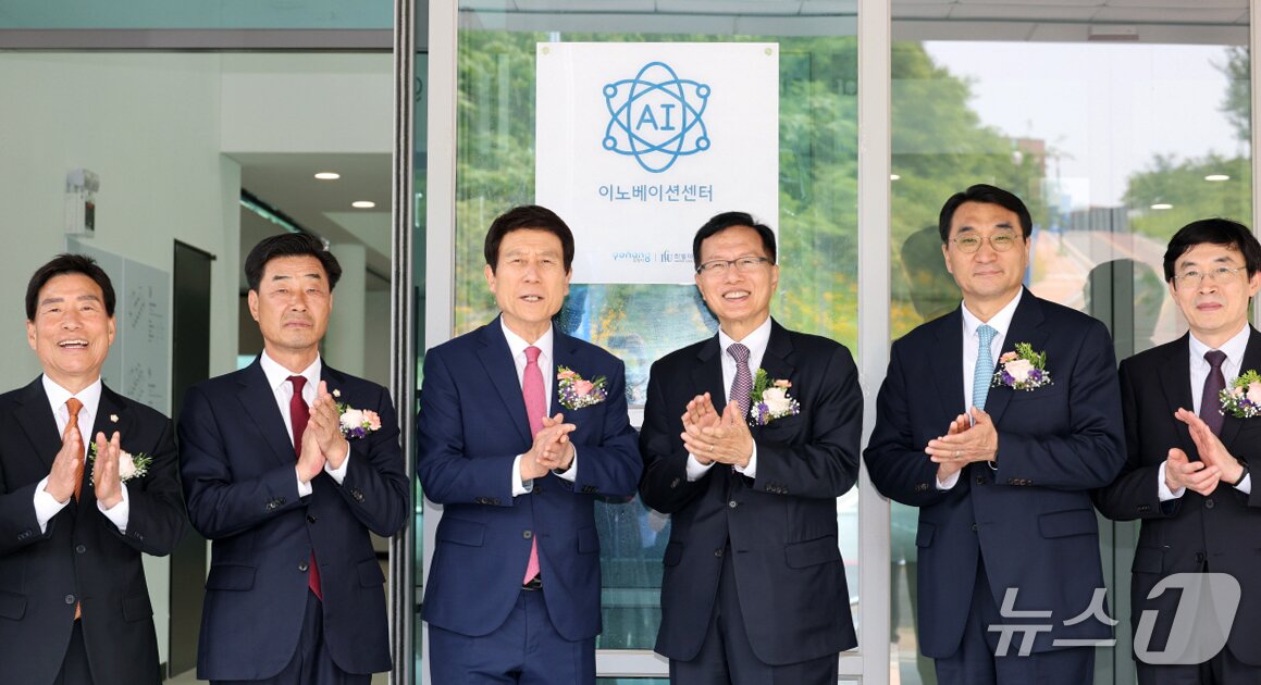본문 이미지 - 이강덕 포항시장과 김일만 포항시의장, 최도성 한동대 총장 등 내빈들이 포항 AI 이노베이션센터 현판식을 축하하고 있다. (포항시제공, 제판매 및 DB 금지) 2025.5.28/뉴스1